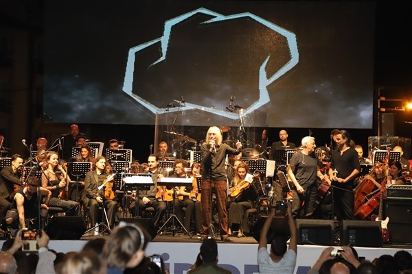 EBB Senfoni Orkestrası ve Bulutsuzluk Özlemi konser verdi