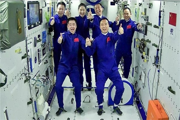 Çin ilk kez yörüngede mürettebat rotasyonu gerçekleştirdi