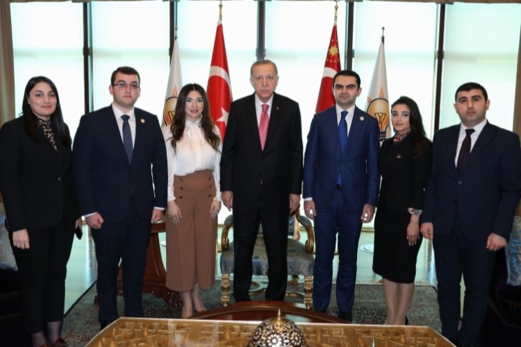 Cumhurbaşkanı Erdoğan'a Azerbaycanlı gençlerden ziyaret