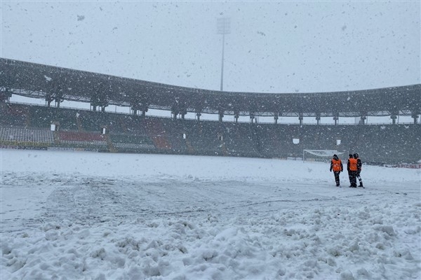 Şanlıurfaspor-Esenler Erokspor maçı yoğun kar yağışı nedeniyle ertelendi