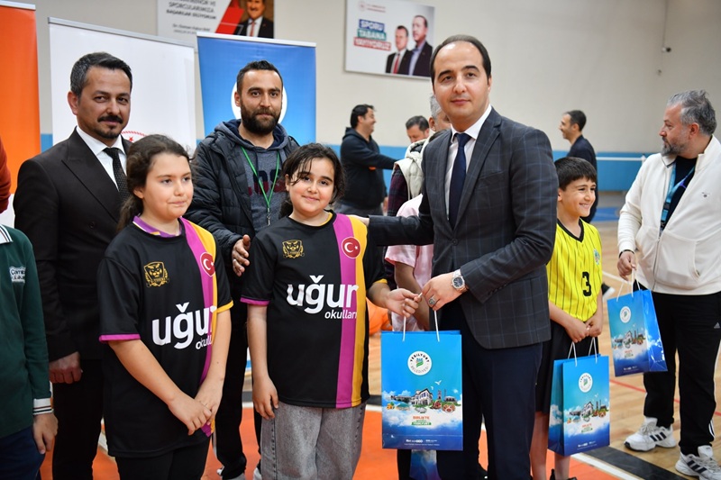 Yeşilyurt Belediyesi’nin Basketbol Turnuvasında Dostluk ve Rekabet Bir Arada Yaşandı