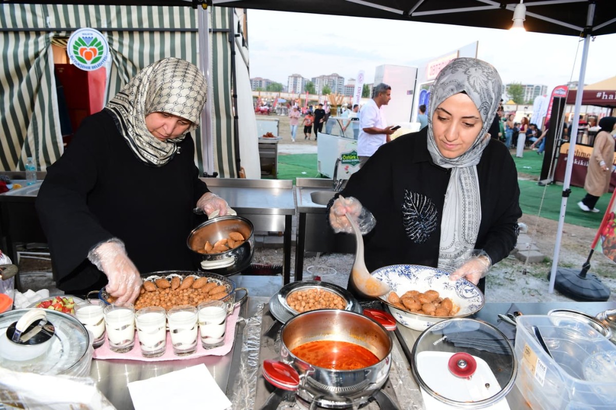 Gastronomi ve Kültür Sokağında Ev Hanımları Yemek Yarışması Heyecanı