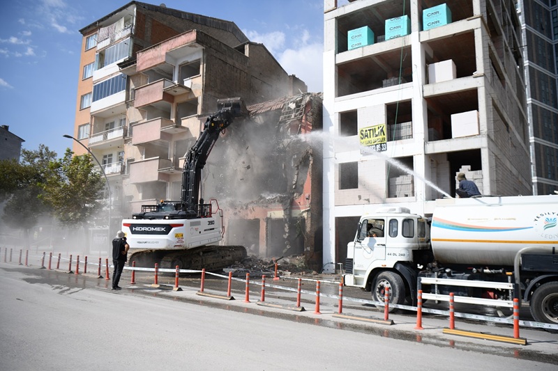 Yeşilyurt Belediyesi’nden Metruk Yapılara Kararlı Müdahale!