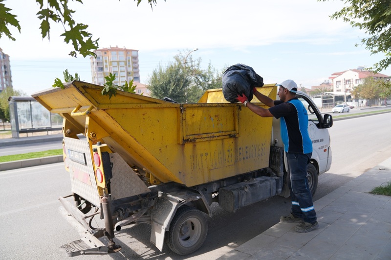 Battalgazi Belediyesi Konteynerlerin Kaldırıldığı Alanları Temizliyor