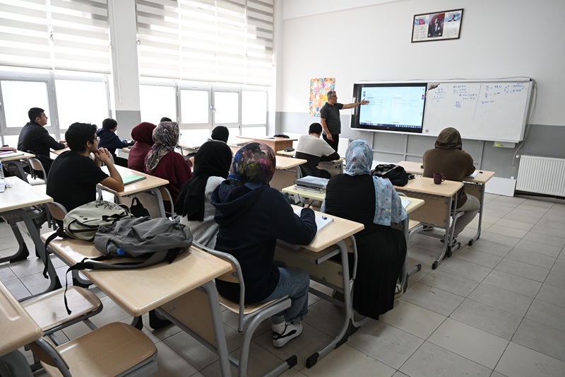 Kernek Külliyesi’nde 200 Öğrenci Üniversiteye Hazırlanıyor