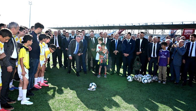Bakan Osman Aşkın Bak'tan Melekbaba Spor Tesisine Tam Not
